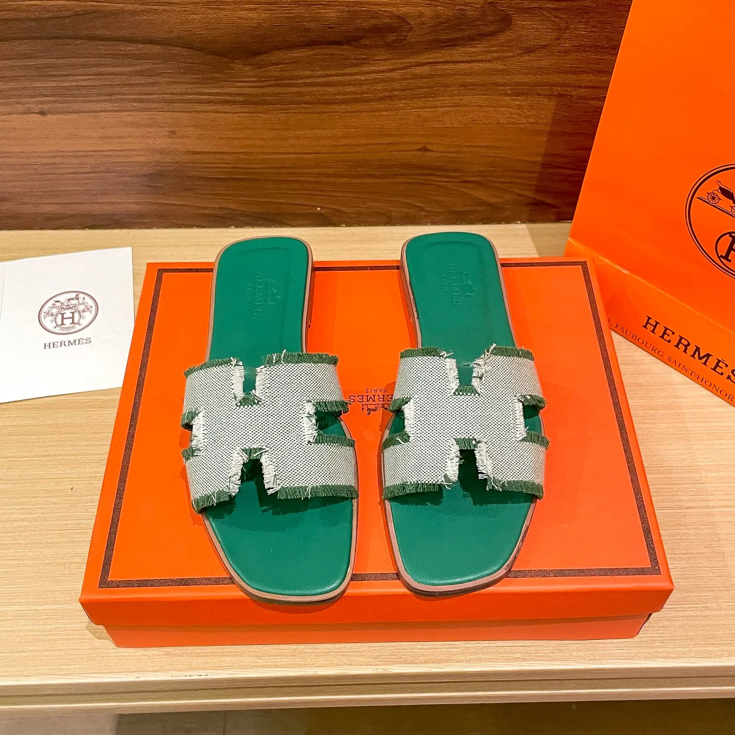 👟👟Ex-factory price 480👟👟 Hermes/Hermes new oran tassel slippers, eyelash slippers, classic slippers, exclusively customized dyed jacquard cotton fabric, woven in white and original colors! Purely hand-drawn raw edge craftsmanship creates a tassel effect. The lining and insole are made of imported soft lambskin and genuine leather outsole. Summer is here, and everyone has a pair, a must-have when going out! It doesn't rub your feet at all and is super comfortable on your feet. black pink green brown size: 35-41